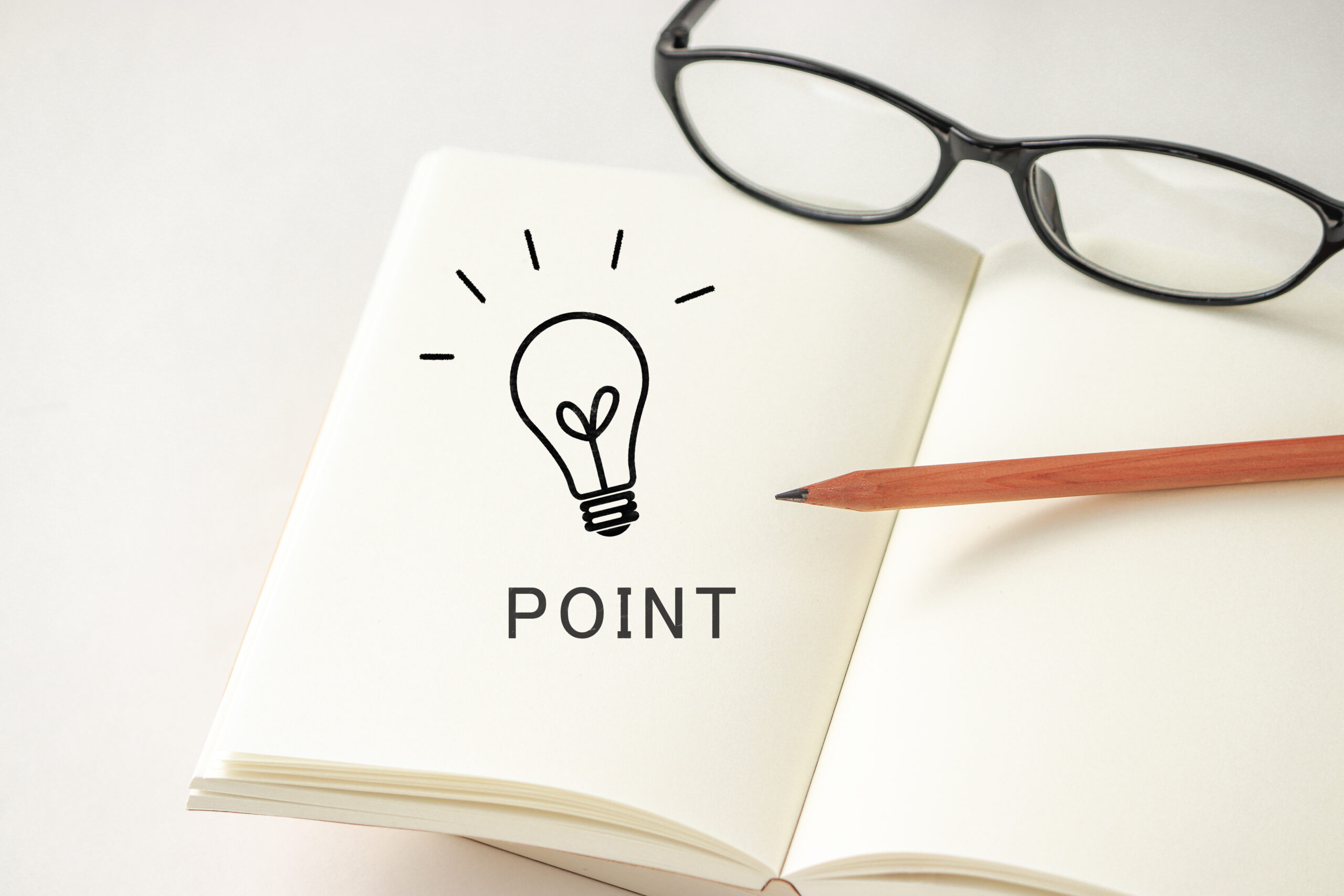 重要事項をまとめたノートとメガネ。受験、勉強